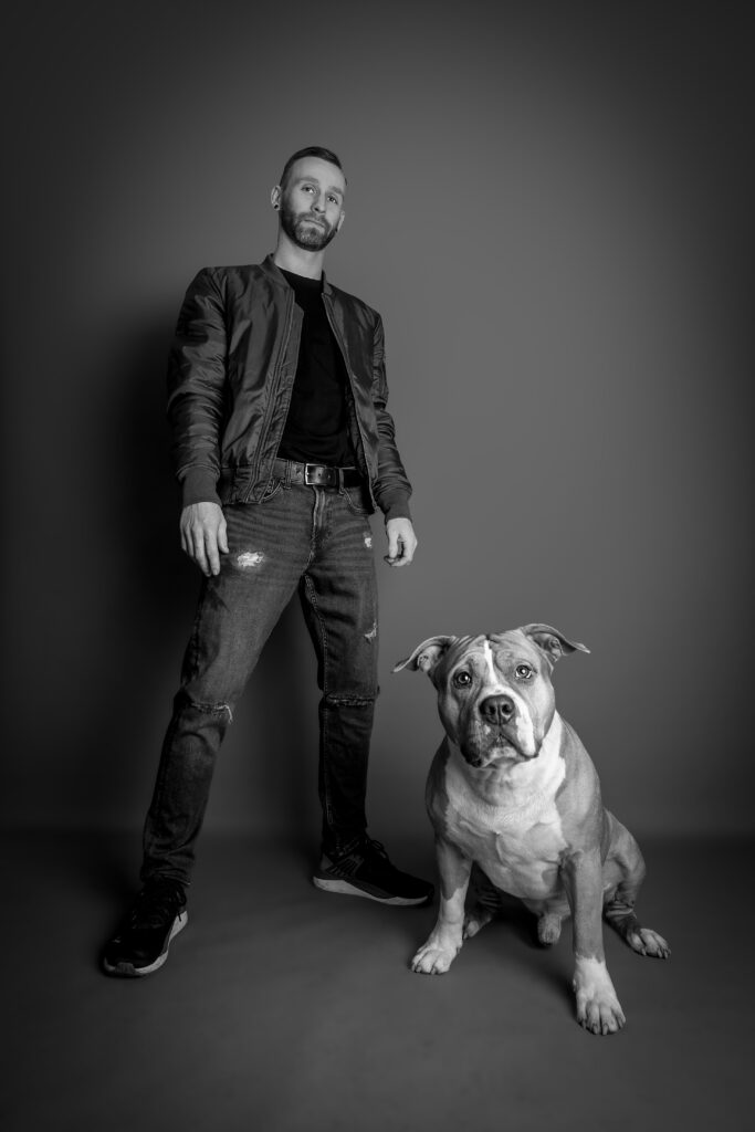 Mischlingshund mit Herrchen im Studio Pawtraits SnapShot - Shadow & Soul