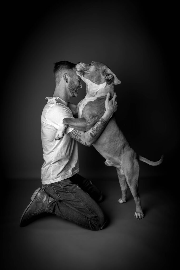 Mischlingshund mit Herrchen im Studio Pawtraits SnapShot - Shadow & Soul