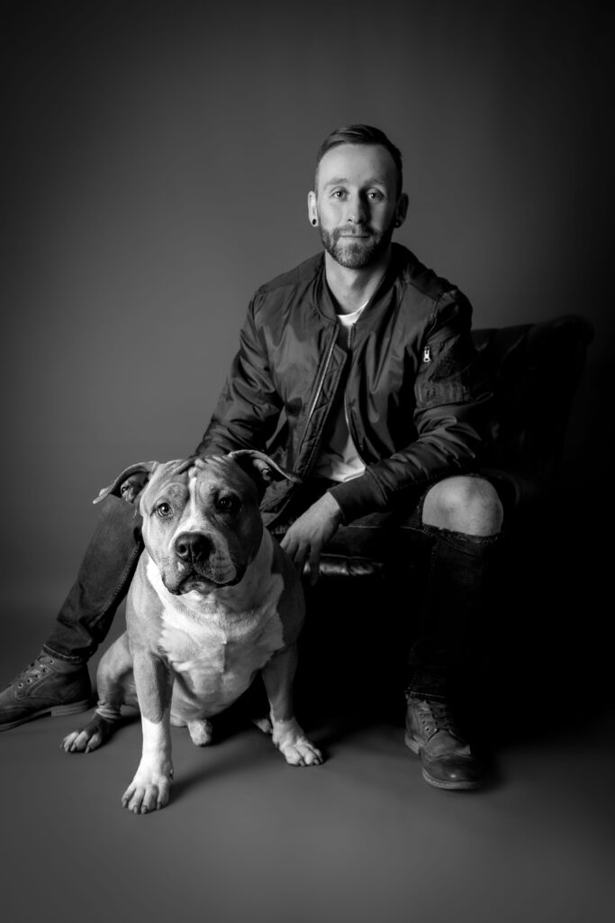 Mischlingshund mit Herrchen im Studio Pawtraits SnapShot - Shadow & Soul